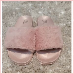 *SOLD* Light Pnk Faux Fur Slides